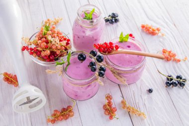 Kuş üzümü ile meyveli smoothie