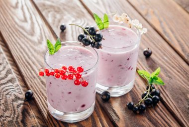 Kuş üzümü ile meyveli smoothie