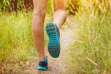 Ormanda koşan bir adam