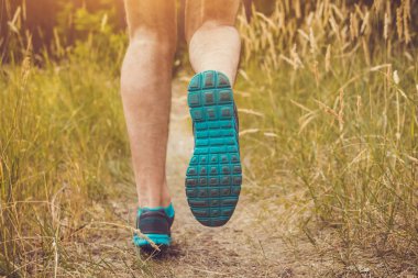 Ormanda koşan bir adam