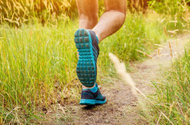 Ormanda koşan bir adam