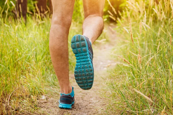 Ormanda koşan bir adam