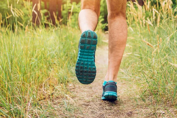 Ormanda koşan bir adam