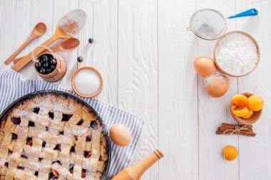Siyah frenk üzümü ve malzemelerle kayısı pasta
