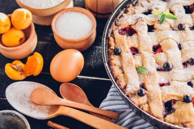 Siyah frenk üzümü ve malzemelerle kayısı pasta