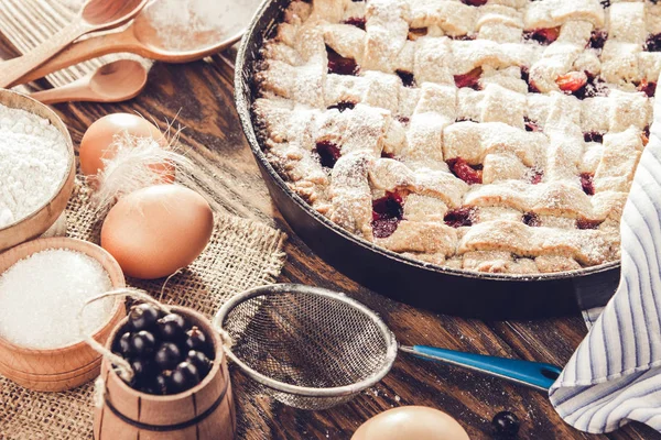 Чорна смородина і абрикос пиріг з інгредієнтами — стокове фото