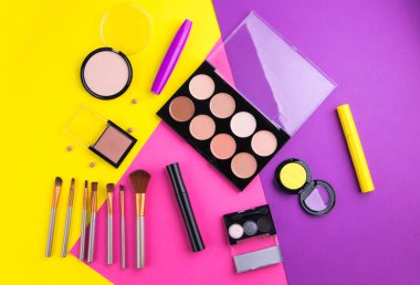 Dekoratif kozmetik renkli arka plan üzerinde ayarla