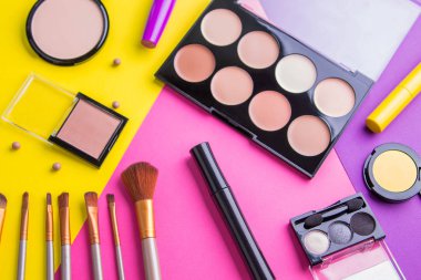 Dekoratif kozmetik renkli arka plan üzerinde ayarla