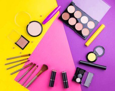 Dekoratif kozmetik renkli arka plan üzerinde ayarla