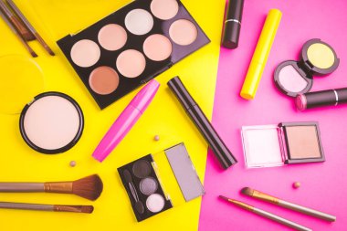 Dekoratif kozmetik renkli arka plan üzerinde ayarla