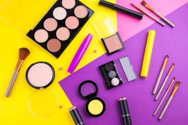 Dekoratif kozmetik renkli arka plan üzerinde ayarla