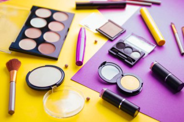 Dekoratif kozmetik renkli arka plan üzerinde ayarla