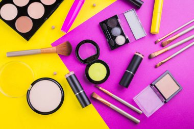 Dekoratif kozmetik renkli arka plan üzerinde ayarla