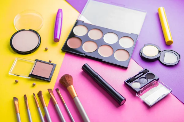 Dekoratif kozmetik renkli arka plan üzerinde ayarla