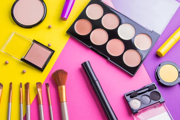 Dekoratif kozmetik renkli arka plan üzerinde ayarla