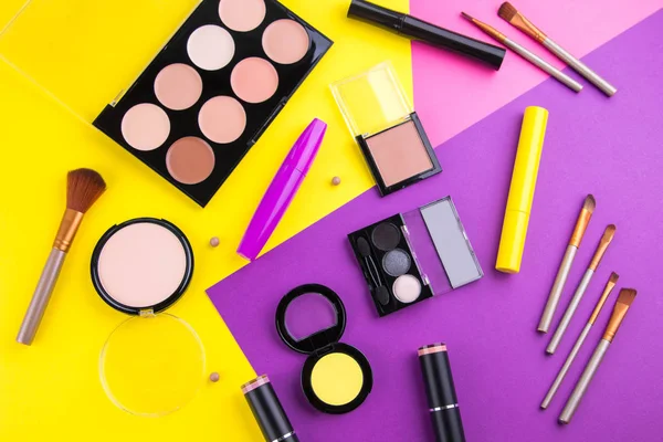 Dekoratif kozmetik renkli arka plan üzerinde ayarla