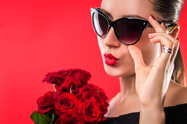 Szép nő, napszemüveg tartó rózsák — Stock Fotó