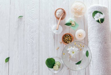 Mum, tuz, otlar ve Beyaz kil dahil olmak üzere spa gerekli