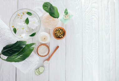 Mum, tuz, otlar ve Beyaz kil dahil olmak üzere spa gerekli