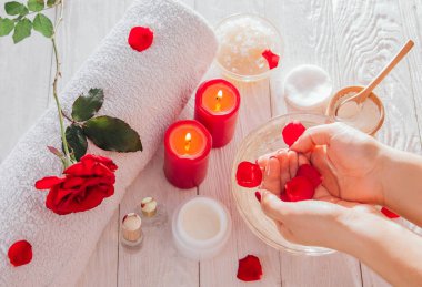 Gül suyu ile kase kadın elinde. Cilt Bakımı ve spa konsept