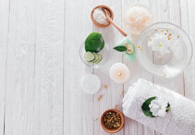 Mum, tuz, otlar ve Beyaz kil dahil olmak üzere spa gerekli