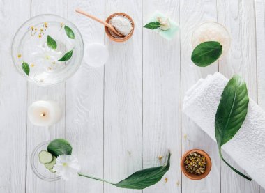 Mum, tuz, otlar ve Beyaz kil dahil olmak üzere spa gerekli