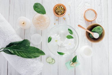 Mum, tuz, otlar ve Beyaz kil dahil olmak üzere spa gerekli