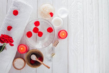 Mum, tuz, güller ve Beyaz kil dahil olmak üzere spa gerekli