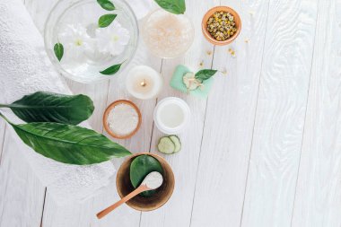 Mum, tuz, otlar ve Beyaz kil dahil olmak üzere spa gerekli