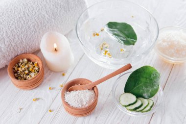 Mum, tuz, otlar ve Beyaz kil dahil olmak üzere spa gerekli