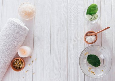 Mum, tuz, otlar ve Beyaz kil dahil olmak üzere spa gerekli