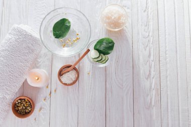 Mum, tuz, otlar ve Beyaz kil dahil olmak üzere spa gerekli