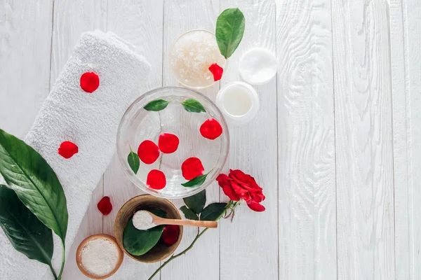 Esenciales de spa que incluyen velas, sal, rosas y arcilla blanca — Foto de Stock
