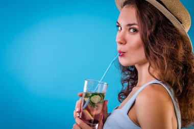 genç kadın limonata içmek