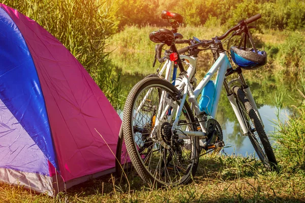 Çadır ve bisiklet gölün önünde birkaç
