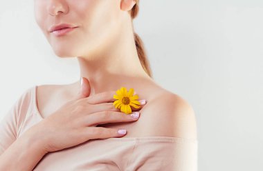 Bir çiçek tutan genç kadın. Organik Kozmetik kavramı