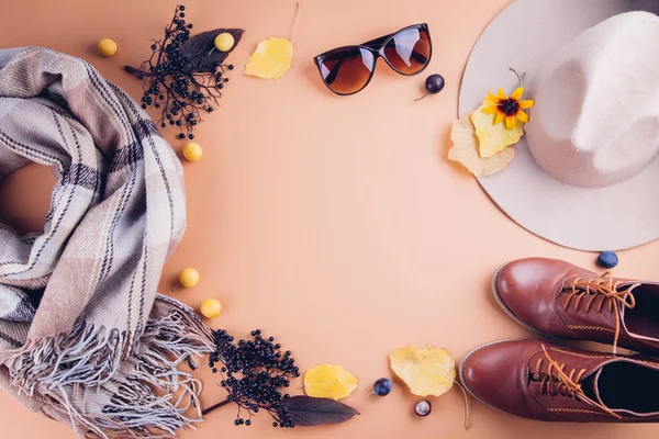Sonbahar kadın kıyafeti. Giysi, Ayakkabı ve aksesuar seti