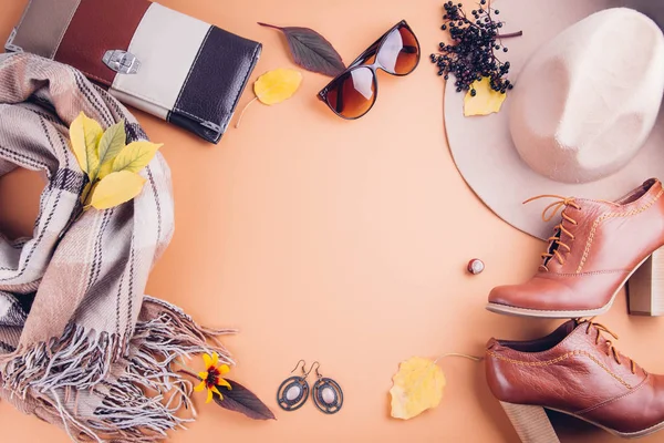 Sonbahar kadın kıyafeti. Giysi, Ayakkabı ve aksesuar seti