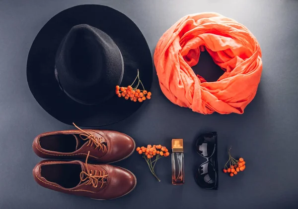 Roupa feminina de outono. Conjunto de roupas, sapatos e acessórios — Fotografia de Stock