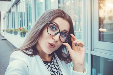 Selfie yapma güzel heyecanlı kadın