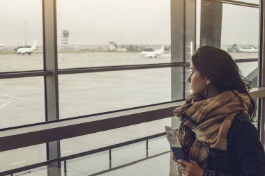 Havaalanında uçağı için bekleyen genç kadın
