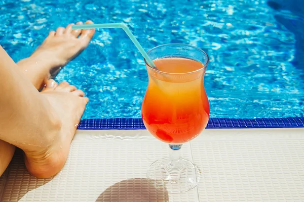 Kadın bir kokteyl yüzme havuzunda geçiriyor