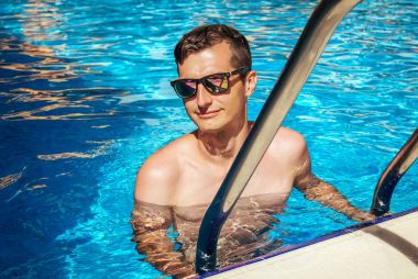 Erkek Yüzme havuzdan gider