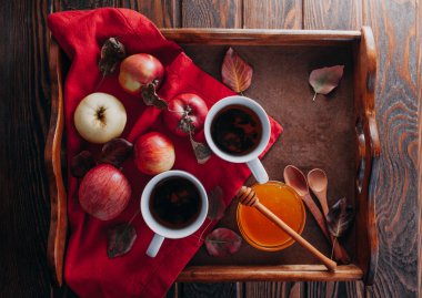 Elma ve bir tepsi ballı sıcak çay. Sonbaharda hasat