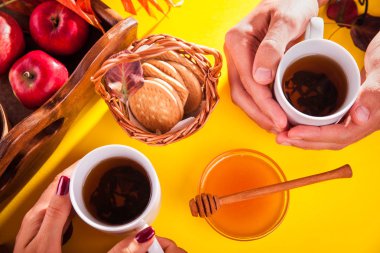 Elma ve bir tepsi ballı sıcak çay. Sonbaharda hasat