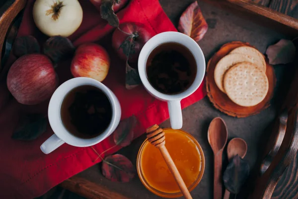 Гарячий чай з яблуками та медом на підносі. Осінній урожай — стокове фото