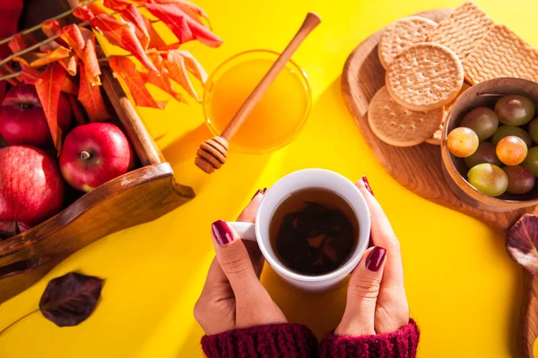 Жінка п'є гарячий чай з печивом та медом. Осінній урожай — стокове фото
