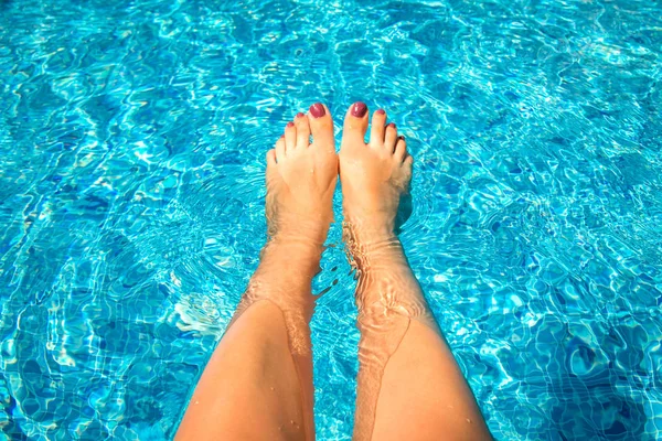 Female legs in swimming pool — Stock Photo, Image