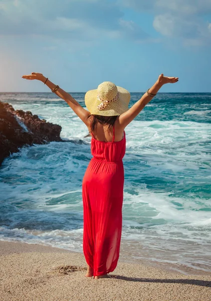 Belle femme fuit les vagues sur la plage — Photo