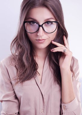 Gözlüklü beyaz arka plan üzerinde bir kadın portresi